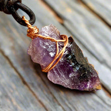 Load image into Gallery viewer, Primitive Flint Arrowhead Necklace – Natural Hemp Cord Design