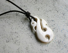 Load image into Gallery viewer, Leather Surfer Necklace With Maori Fish Hook Manaia - sunnybeachjewelry