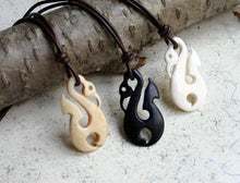 Load image into Gallery viewer, Leather Surfer Necklace With Maori Fish Hook Manaia - sunnybeachjewelry