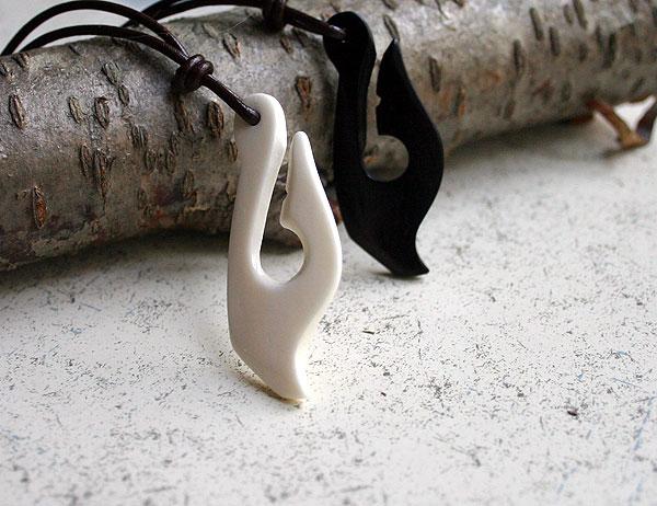carved fish hook Maori Tribal Style Hand Carved Bone 'HEI-MATAU' Fish Hook SAFE JOURNEY Necklace Manaia natural beige / White