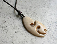 Load image into Gallery viewer, Leather Surfer Necklace With Toothed Maori Fish Hook - sunnybeachjewelry