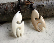 Load image into Gallery viewer, Leather Surfer Necklace With Toothed Maori Fish Hook - sunnybeachjewelry