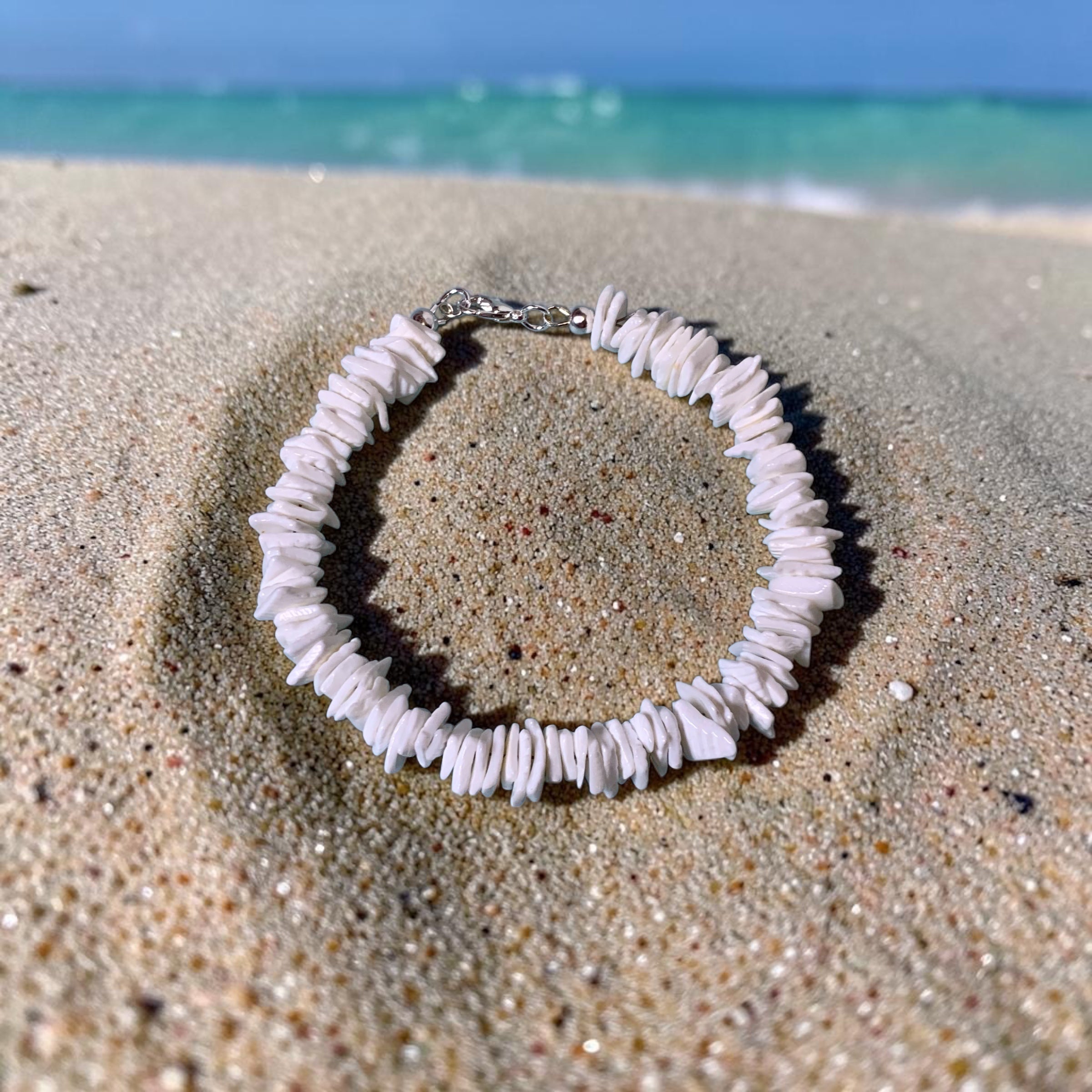 holbaブレスレット White Puka Shell Bracelet – Handmade Surfer Beach Jewelry for Men