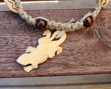 Load image into Gallery viewer, Hemp Necklace With Wooden Beads And Bone Lizard - sunnybeachjewelry
