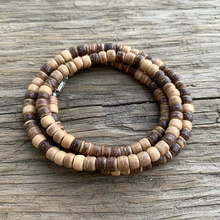 Load image into Gallery viewer, Handmade coconut shell necklace
