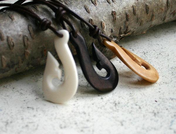 bone maori fish hook Maori Tribal Style Hand Carved Bone 'HEI-MATAU' Fish Hook SAFE JOURNEY Necklace beige / antiqued