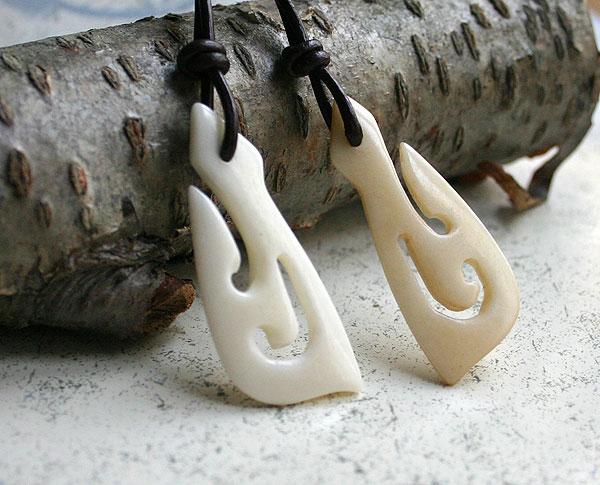 bone maori fish hook Maori Tribal Style Hand Carved Bone 'HEI-MATAU' Fish Hook SAFE JOURNEY Necklace brown / White